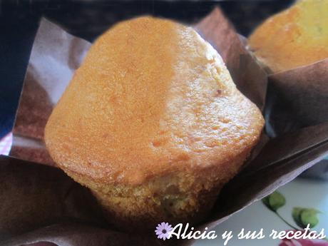 MUFFINS CON TROCITOS DE FRESA Y CHOCOLATE BLANCO