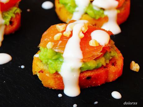 Tostada de cebolla con aguacate y salmón ahumado