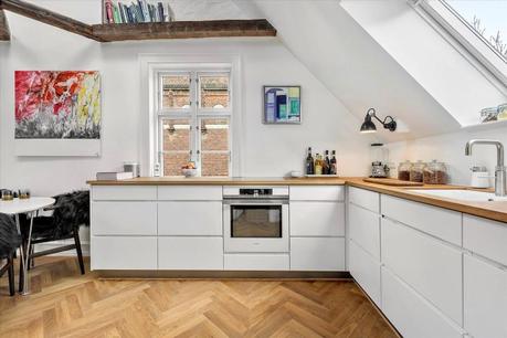 vigas de madera techo inclinado interior abierto encimera de madera decoración nórdica cocina nórdica cocina moderna cocina en forma de L cocina blanca ático dúplex 