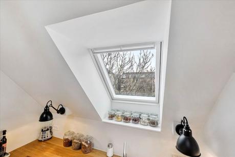 vigas de madera techo inclinado interior abierto encimera de madera decoración nórdica cocina nórdica cocina moderna cocina en forma de L cocina blanca ático dúplex 