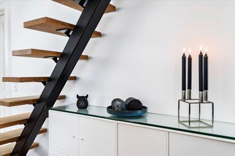 vigas de madera techo inclinado interior abierto encimera de madera decoración nórdica cocina nórdica cocina moderna cocina en forma de L cocina blanca ático dúplex 