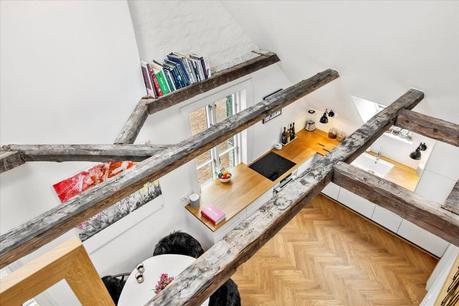 vigas de madera techo inclinado interior abierto encimera de madera decoración nórdica cocina nórdica cocina moderna cocina en forma de L cocina blanca ático dúplex 