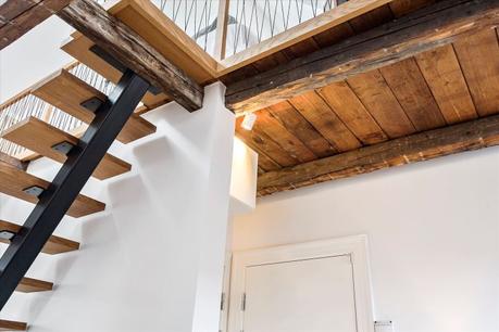 vigas de madera techo inclinado interior abierto encimera de madera decoración nórdica cocina nórdica cocina moderna cocina en forma de L cocina blanca ático dúplex 