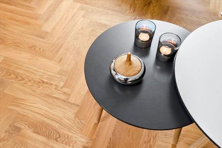 vigas de madera techo inclinado interior abierto encimera de madera decoración nórdica cocina nórdica cocina moderna cocina en forma de L cocina blanca ático dúplex 