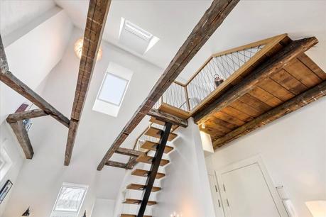 vigas de madera techo inclinado interior abierto encimera de madera decoración nórdica cocina nórdica cocina moderna cocina en forma de L cocina blanca ático dúplex 