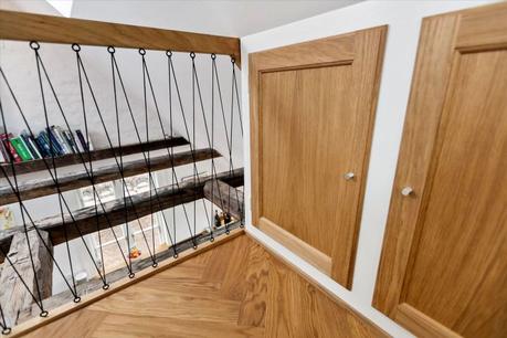 vigas de madera techo inclinado interior abierto encimera de madera decoración nórdica cocina nórdica cocina moderna cocina en forma de L cocina blanca ático dúplex 