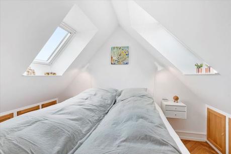 vigas de madera techo inclinado interior abierto encimera de madera decoración nórdica cocina nórdica cocina moderna cocina en forma de L cocina blanca ático dúplex 