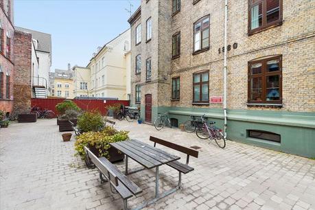 vigas de madera techo inclinado interior abierto encimera de madera decoración nórdica cocina nórdica cocina moderna cocina en forma de L cocina blanca ático dúplex 