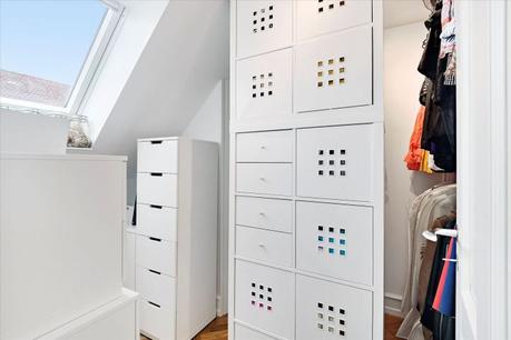 vigas de madera techo inclinado interior abierto encimera de madera decoración nórdica cocina nórdica cocina moderna cocina en forma de L cocina blanca ático dúplex 