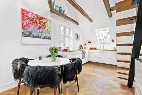 vigas de madera techo inclinado interior abierto encimera de madera decoración nórdica cocina nórdica cocina moderna cocina en forma de L cocina blanca ático dúplex 