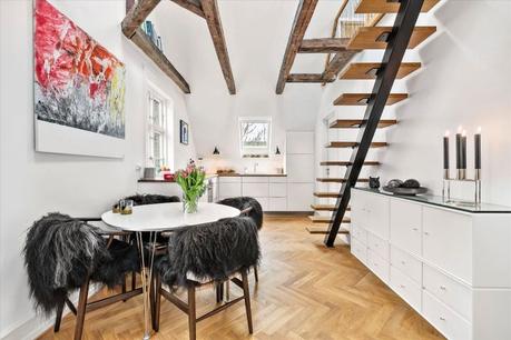 vigas de madera techo inclinado interior abierto encimera de madera decoración nórdica cocina nórdica cocina moderna cocina en forma de L cocina blanca ático dúplex 