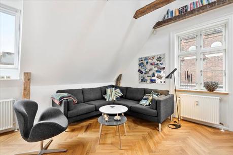 vigas de madera techo inclinado interior abierto encimera de madera decoración nórdica cocina nórdica cocina moderna cocina en forma de L cocina blanca ático dúplex 