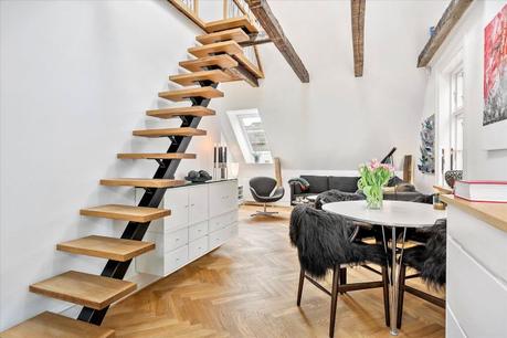 vigas de madera techo inclinado interior abierto encimera de madera decoración nórdica cocina nórdica cocina moderna cocina en forma de L cocina blanca ático dúplex 