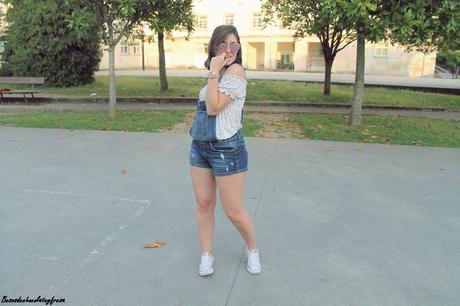 Peto vaquero y camiseta off shoulder