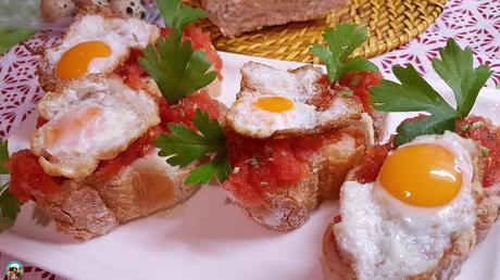 Huevo rellenos de salchichas de pavo