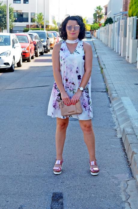 Vestido de flores malva con escote chocker