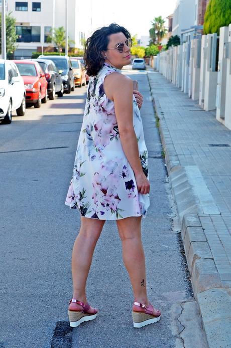 Vestido de flores malva con escote chocker