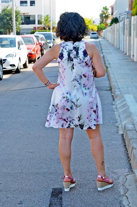 Vestido de flores malva con escote chocker