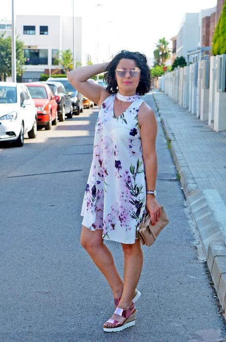 Vestido de flores malva con escote chocker