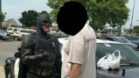 Un policía vestido como Batman detiene a ladrón en supermercado