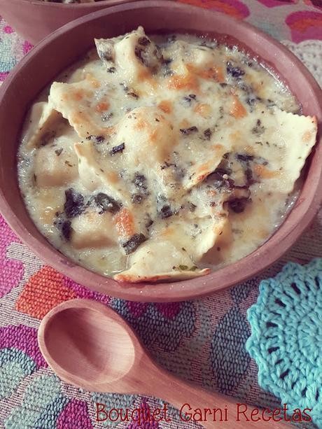 Ravioles gratinados con salsa de queso azul de cabra Ravioles gratinados con salsa de queso azul de cabra