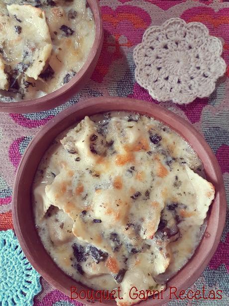 Ravioles gratinados con salsa de queso azul de cabra Ravioles gratinados con salsa de queso azul de cabra