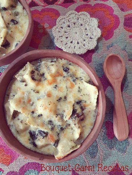 Ravioles gratinados con salsa de queso azul de cabra Ravioles gratinados con salsa de queso azul de cabra