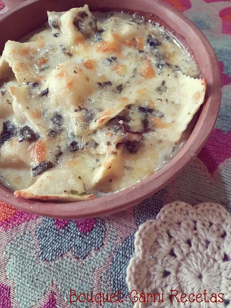 Ravioles gratinados con salsa de queso azul de cabra Ravioles gratinados con salsa de queso azul de cabra