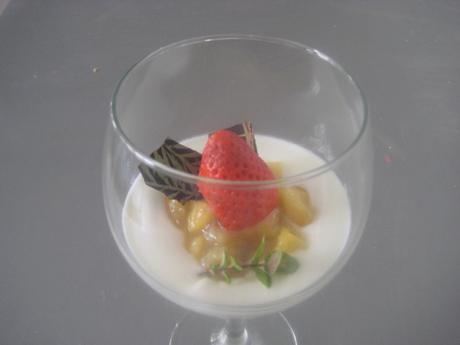 CREMA DE YOGUR Y COCO CON PIÑA  AL RON Y FRESAS