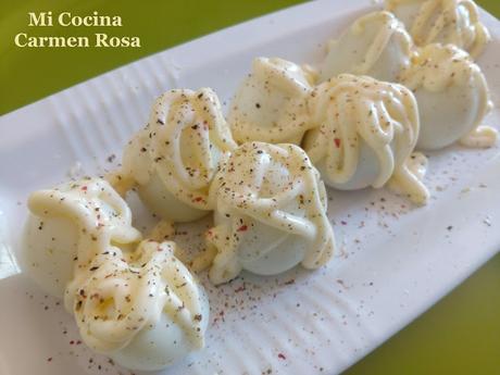 HUEVOS DE CODORNIZ CON MAYONESA Y POPURRI DE PIMIENTAS