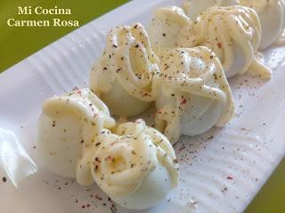 HUEVOS DE CODORNIZ CON MAYONESA Y POPURRI DE PIMIENTAS