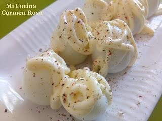 HUEVOS DE CODORNIZ CON MAYONESA Y POPURRI DE PIMIENTAS