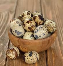 HUEVOS DE CODORNIZ CON MAYONESA Y POPURRI DE PIMIENTAS