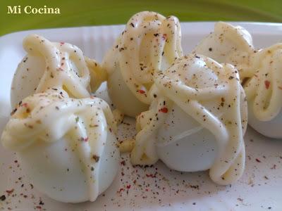 HUEVOS DE CODORNIZ CON MAYONESA Y POPURRI DE PIMIENTAS