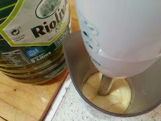 HUEVOS DE CODORNIZ CON MAYONESA Y POPURRI DE PIMIENTAS