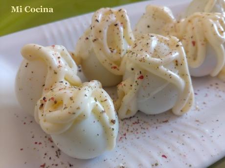 HUEVOS DE CODORNIZ CON MAYONESA Y POPURRI DE PIMIENTAS