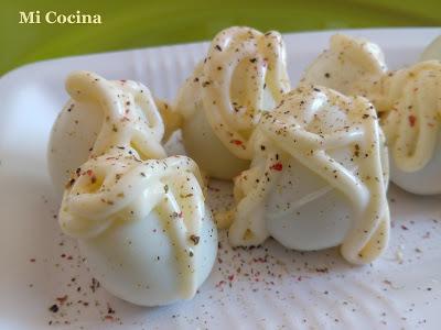 HUEVOS DE CODORNIZ CON MAYONESA Y POPURRI DE PIMIENTAS