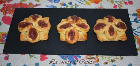 Flores saladas de hojaldre y cebolla caramelizada al vino tinto