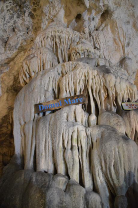 Cueva, Estatuas y Monasterio en Valaquia – Cave, Statues and Monastery in Wallachia