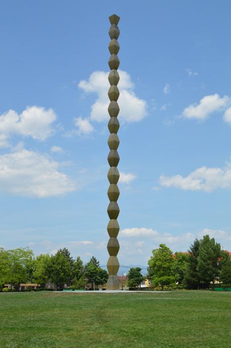 Cueva, Estatuas y Monasterio en Valaquia – Cave, Statues and Monastery in Wallachia