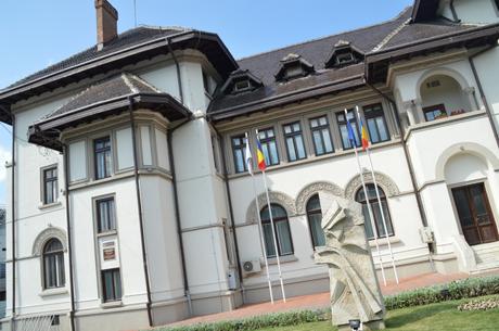 Cueva, Estatuas y Monasterio en Valaquia – Cave, Statues and Monastery in Wallachia