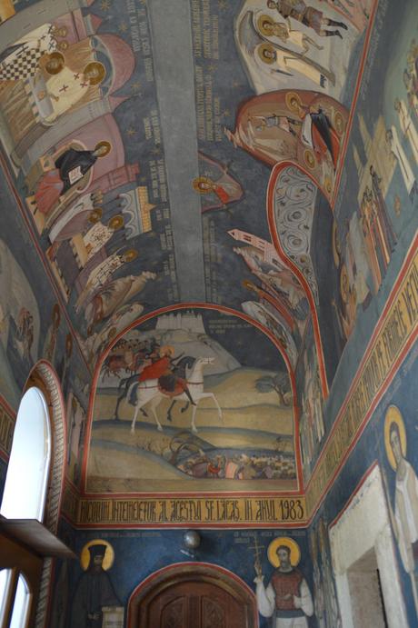 Cueva, Estatuas y Monasterio en Valaquia – Cave, Statues and Monastery in Wallachia