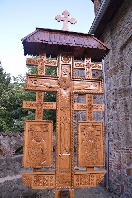 Cueva, Estatuas y Monasterio en Valaquia – Cave, Statues and Monastery in Wallachia