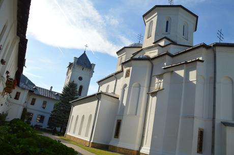 Cueva, Estatuas y Monasterio en Valaquia – Cave, Statues and Monastery in Wallachia