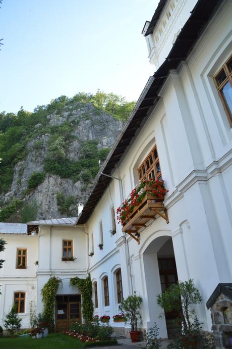 Cueva, Estatuas y Monasterio en Valaquia – Cave, Statues and Monastery in Wallachia