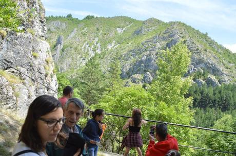Cueva, Estatuas y Monasterio en Valaquia – Cave, Statues and Monastery in Wallachia
