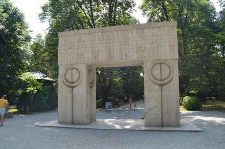 Cueva, Estatuas y Monasterio en Valaquia – Cave, Statues and Monastery in Wallachia