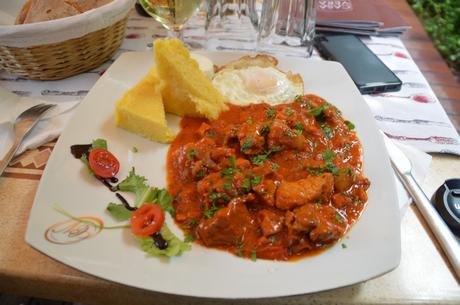 Cueva, Estatuas y Monasterio en Valaquia – Cave, Statues and Monastery in Wallachia