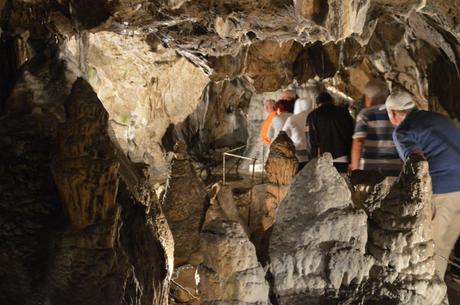 Cueva, Estatuas y Monasterio en Valaquia – Cave, Statues and Monastery in Wallachia