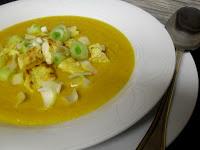 Crema fría de zanahoria con pollo asado a la cúrcuma y jengibre